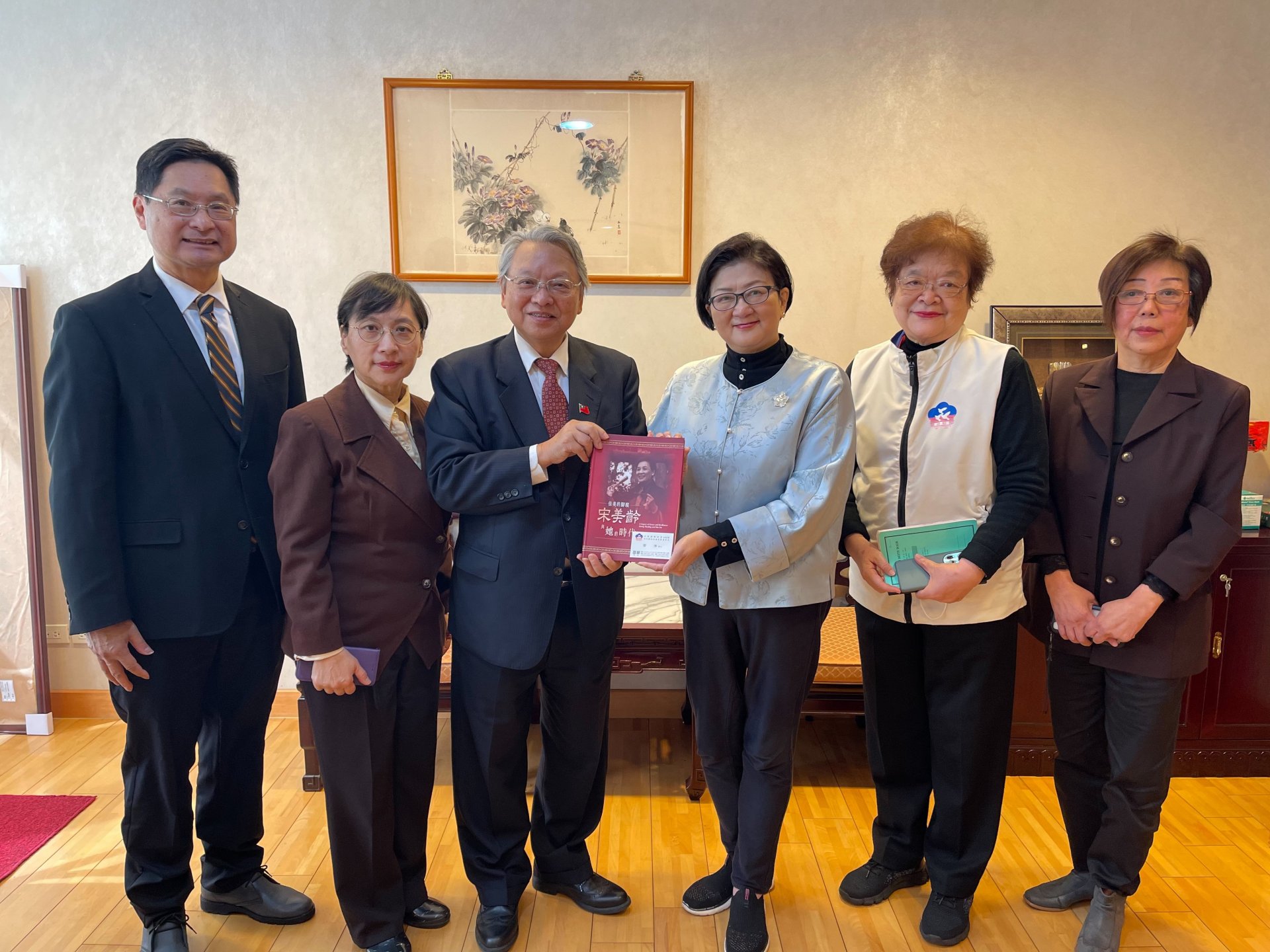 AFR Chairman Bruce Linghu Visits National Women's League of the ROC.