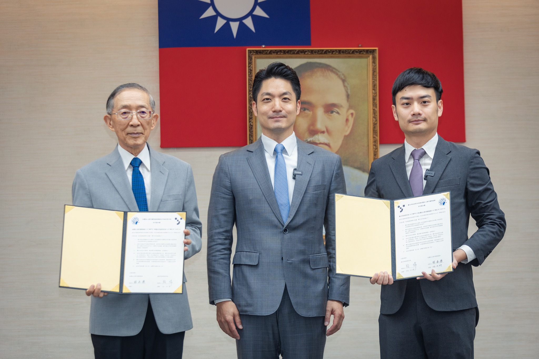 本會與台北市政府青年局局長殷瑋簽署合作意向書