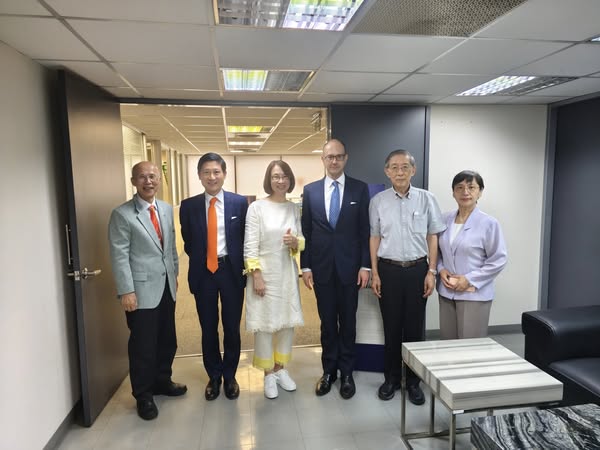 英國學者來本會拜訪